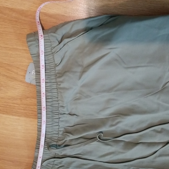 Forever 21 green shorts 1X NWT - Picture 7 of 8